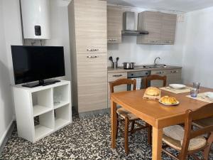 Nhà bếp/bếp nhỏ tại Casa Vacanze da Nonna Beatrice - Camino +7 ảnh