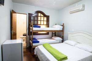 een kamer met 2 stapelbedden en een badkamer bij Pousada 45 Hostel in Belo Horizonte
