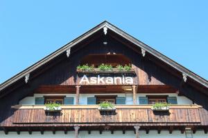 ein Gebäude mit Topfpflanzen darüber in der Unterkunft Hotel Askania 1927 in Bad Wiessee