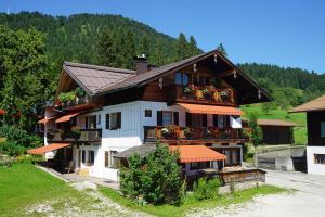 una casa con flores en sus balcones en Haus Zauner en Reit im Winkl