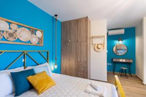 a bedroom with a blue accent wall and a bed at Casa De Blue in Kariá