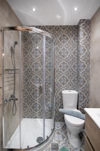 a bathroom with a shower and a toilet at Casa De Blue in Kariá