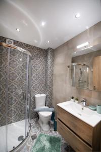 a bathroom with a toilet and a shower and a sink at Casa De Blue in Kariá