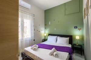 A bed or beds in a room at Elegant 2BR Apt Rooftop Pool & Walk to Old Town