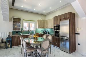 A kitchen or kitchenette at Elegant 2BR Apt Rooftop Pool & Walk to Old Town