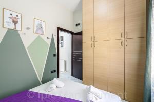 A bed or beds in a room at Elegant 2BR Apt Rooftop Pool & Walk to Old Town