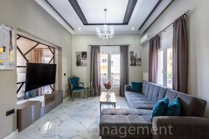 A television and/or entertainment centre at Elegant 2BR Apt Rooftop Pool & Walk to Old Town
