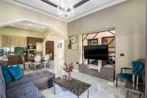 A kitchen or kitchenette at Elegant 2BR Apt Rooftop Pool & Walk to Old Town