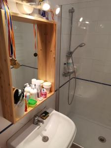 La salle de bains est pourvue d'un lavabo et d'une douche. dans l'établissement La villa Mektoub, à Badalona