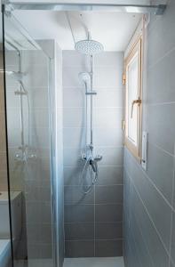 baño con ducha y puerta de cristal en Apartamento Familiar Leomar, en Salou