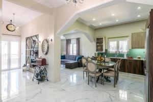 A seating area at Elegant 2BR Apt Rooftop Pool & Walk to Old Town