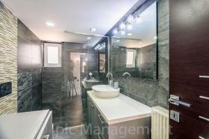 A bathroom at Elegant 2BR Apt Rooftop Pool & Walk to Old Town