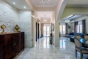 A seating area at Elegant 2BR Apt Rooftop Pool & Walk to Old Town Még 13 kép