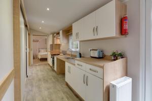 A kitchen or kitchenette at St Helens Coastal Resort 