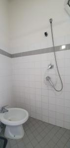un bagno con doccia e un WC bianco di Arix Hotel a Rimini Altre 62 foto