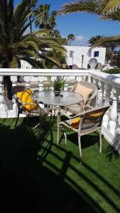 a patio with a table and chairs on a balcony at Apartamento Talay 1 in Corralejo