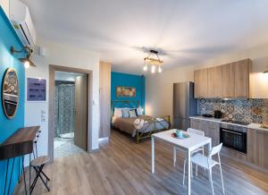 a kitchen and living room with a table and a room at Casa De Blue in Kariá