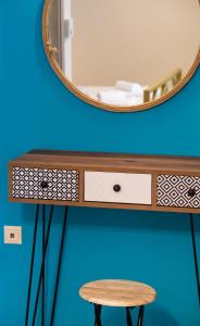 a dressing table with a mirror and a stool at Casa De Blue in Kariá