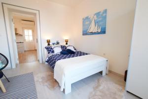 sypialnia z łóżkiem z żaglówką na ścianie w obiekcie Studio Apartman Manuela w mieście Rijeka