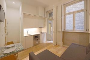 een keuken met een wastafel en een aanrecht bij FLH Porto Traditional Studio with Terrace in Porto