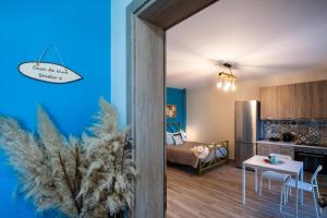 a room with a kitchen and a living room at Casa De Blue in Kariá