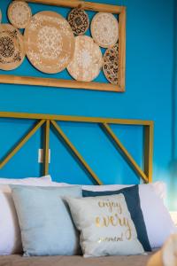 a shelf above a couch with a pillow at Casa De Blue in Kariá