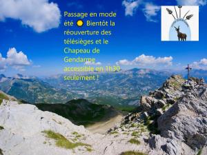 uma imagem de uma montanha com uma cruz sobre ela em Le Clos Du Berger em Le Sauze
