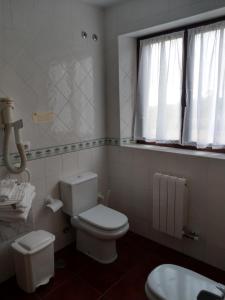 Ett badrum på Hotel Rural El Otero