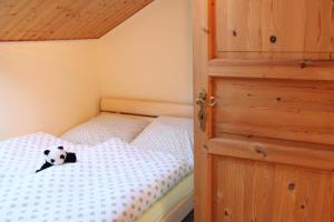 オストゼーバート・ゼリンにあるFerienwohnungen Rügenのベッドルーム1室(ベッドにパンダクマ付)