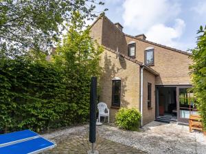 a brick house with a white chair in front of it at Spaanse Galeien 106 in Retranchement