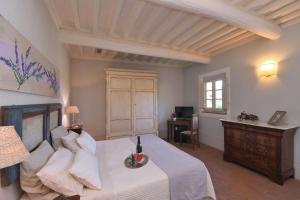 Un dormitorio con una cama blanca y un escritorio y una ventana. en Villa Mareli, en Camaiore 29 fotos más