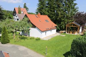 uma vista aérea de uma casa com um telhado laranja em Ferienwohnung Zittauer Gebirge em Kurort Jonsdorf