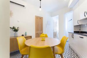 A kitchen or kitchenette at Rio Plaza en Madrid