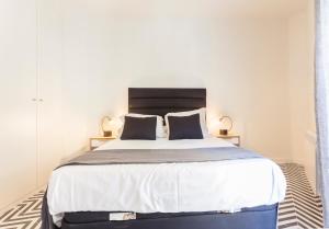 A bed or beds in a room at Rio Plaza en Madrid