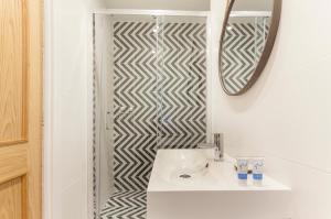 La salle de bains est pourvue d'un lavabo et d'un miroir. dans l'établissement Rio Plaza en Madrid, à Madrid