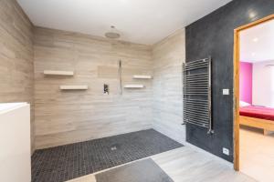y baño con ducha a ras de suelo. en Villa Clème, en Grignan 10 fotos más