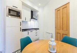 A kitchen or kitchenette at Rio Plaza en Madrid
