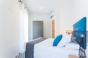 A bed or beds in a room at Rio Plaza en Madrid