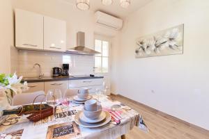 Studio Apartman Manuela tesisinde mutfak veya mini mutfak
