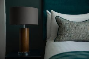 Postel nebo postele na pokoji v ubytování Orchard Park Hotel
