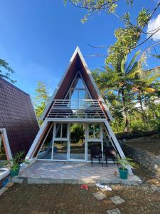 una piccola casa con tetto spiovente di La Vie Adventure Trails a Salabusob