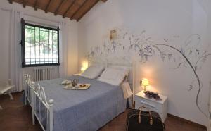 1 dormitorio con 1 cama con flores azules pintadas en la pared en Villa Paradiso, en Montevarchi 35 fotos más