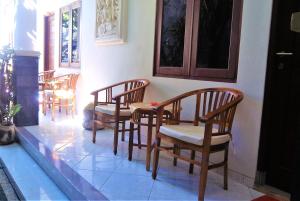 um grupo de cadeiras e uma mesa num quarto em Anantaya Home em Denpasar