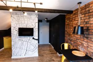 Televízia a/alebo spoločenská miestnosť v ubytovaní Stylowe Apartamenty Plewiska