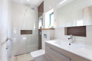 Kúpeľňa v ubytovaní Sea and Lemon Tree apartment + 23 fotografií