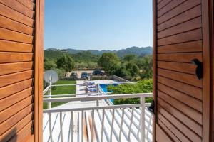drzwi na balkon z widokiem na basen w obiekcie Villa Rustica w Neum