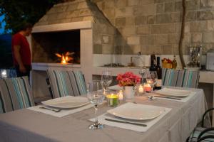 內烏姆的住宿－Villa Rustica，一张带白色桌布和酒杯的桌子