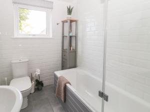 ein weißes Badezimmer mit Badewanne und Toilette in der Unterkunft Curlew Cottage, 2 Fenkle Street in Berwick-Upon-Tweed + 25 Fotos
