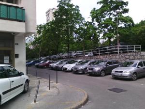uma fila de carros estacionados num parque de estacionamento em Apartment Stefani em Rijeka