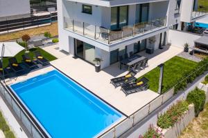 Bazén v ubytování Villa Supernus with Heated Pool nebo v jeho okolí